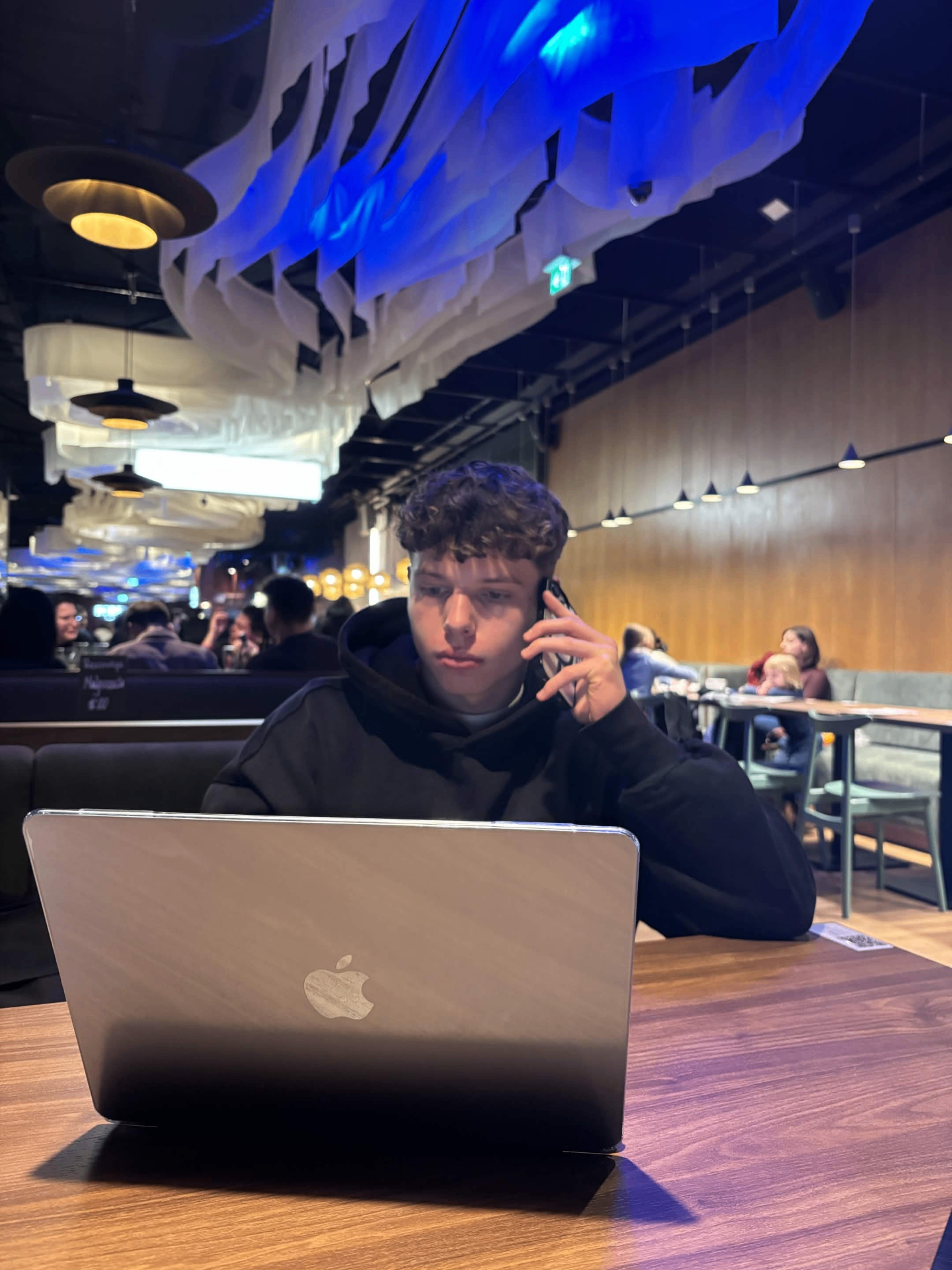 Kuba przy pracy – analiza rynku na laptopie